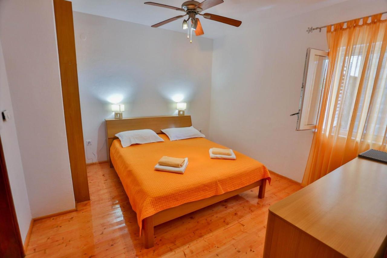 Apartments With A Parking Space Sutivan, Brac - 752 Екстер'єр фото